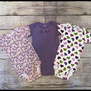 (20% OFF 4+) A69 Carter’s 3pk girls onesies, 9mos